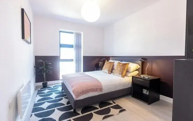 Pristine 1 and 2 bedroom apartments near business district, walking distance to city centre, free internet & complimentary parking by Sojo Stay