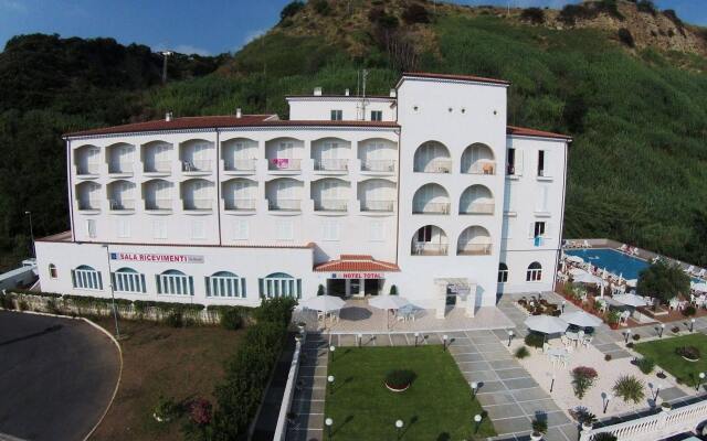 Hotel Total Фускальдо вид на фасад
