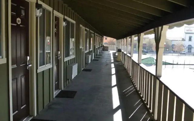 Vino Inn & Suites
