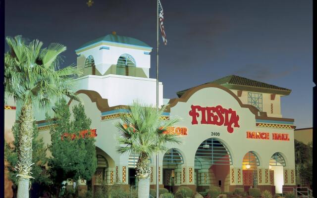 Отель Fiesta Rancho Casino Hotel США, Северный Лас-Вегас - отзывы, цены и фото номеров - забронировать отель Fiesta Rancho Casino Hotel онлайн вид на фасад