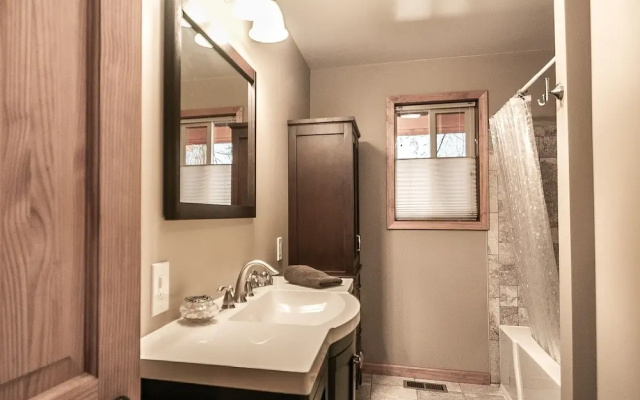 Tivoli Chalet Apartment 3 NW Comfy Cabins