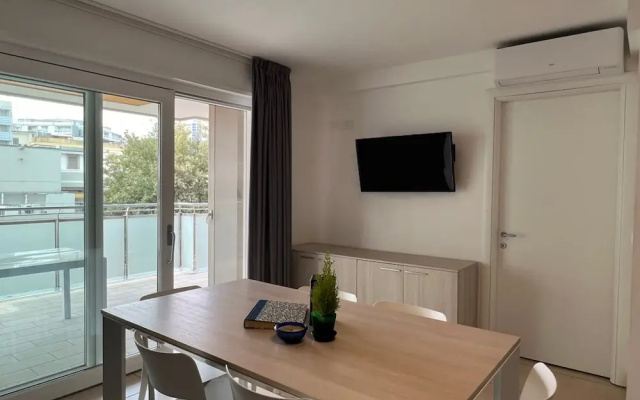 Beachside Flat With Spacious Balcony
