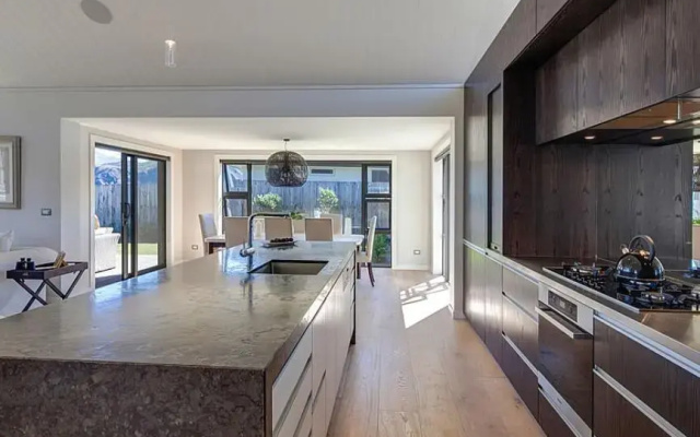 Infinity Drive - Sleeps 8 - Spa Pool - Lake Views