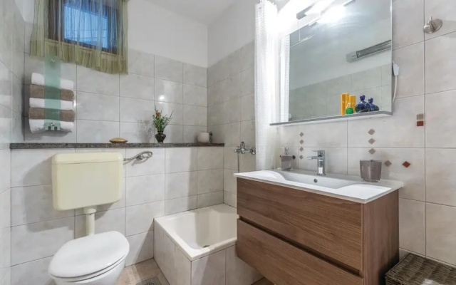 Beautiful Home in Vinisce With Wifi and 4 Bedrooms