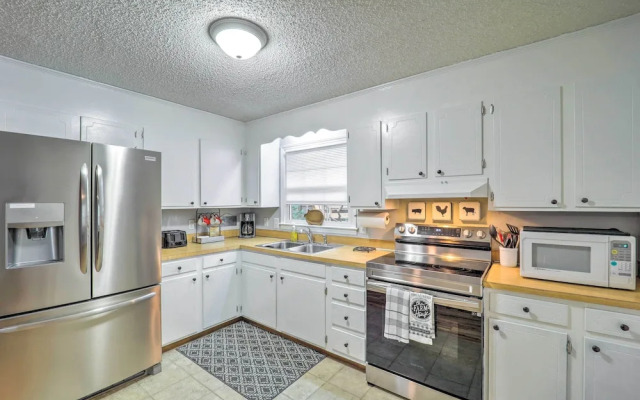 In Golf Community w/ Pool Access: Newland Cabin