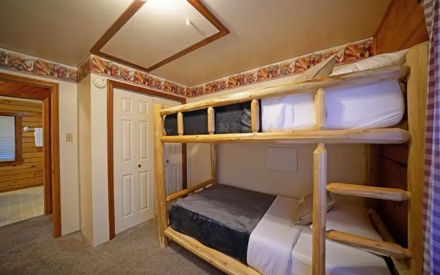 Lazy Bear Lodge ~ Mountain Views ~ Pool Table