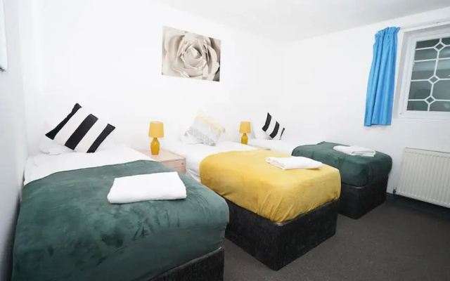 4Bed Spacious House Free Parking