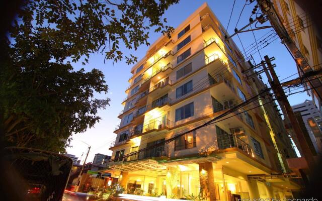 Отель Royal View Resort Rangnam Бангкок вид на фасад