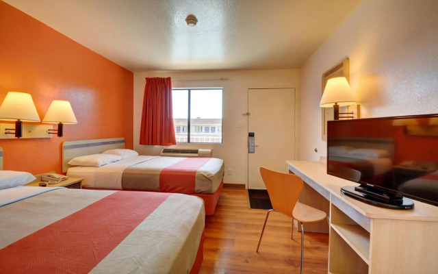 Motel 6 Windsor Locks, CT - Hartford