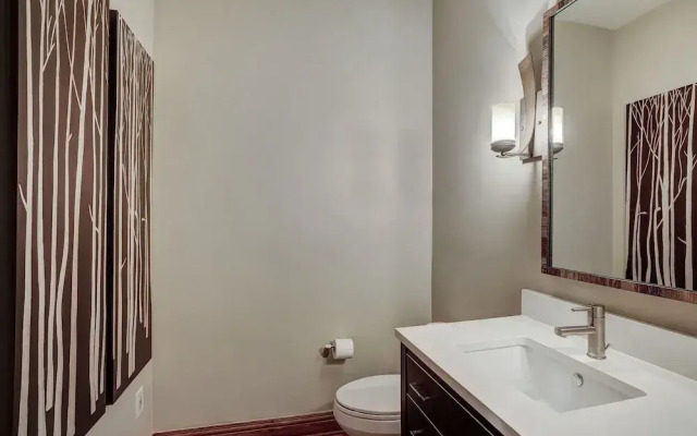 High Ceilings, Natural Light- 3 Bedroom Arrowhead Ge Condo by RedAwning