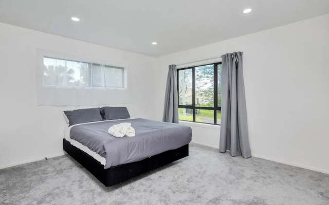 Superb Holiday Home near Airport