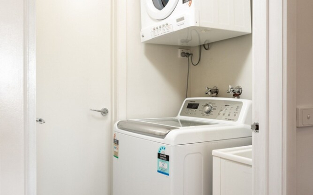 Snug 2-bed Townhouse Near Bustling Shops