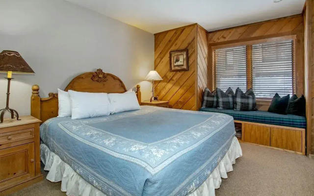 100 Ridgepoint 4 Bedroom Condo