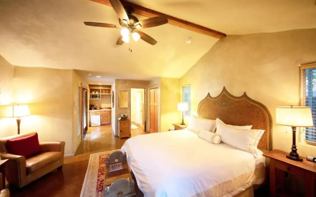 Emerald Iguana Inn