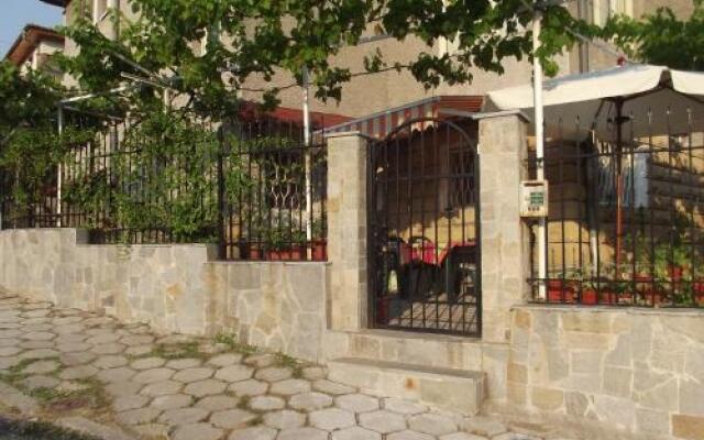 Отель Plamena Guest Rooms Карджали вид на фасад