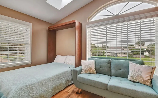 Sunshine Hideaway - Large Studio - Pet Friendly