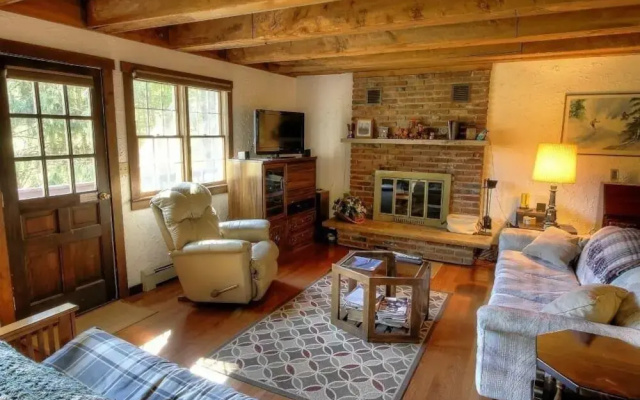 Mountain Watch 4 Bedroom Chalet by RedAwning