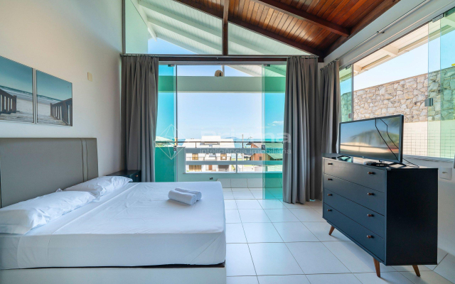 Casa em quatro ilhas com sacada com vista para o mar.