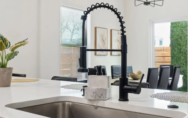 Stylish Downtown Retreat Near the Alamodome