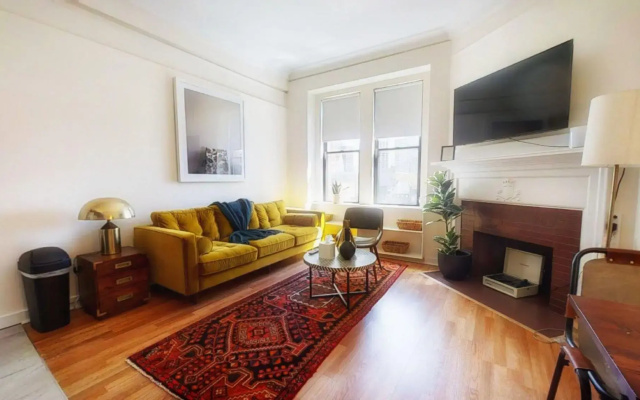 Stylish 1BR + Train | Theatre District | Evonify