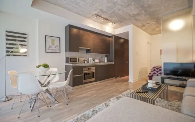 Spectular 1BR Condo in Hot King West