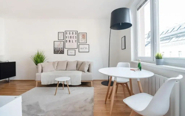 Modern, bright Studio -close to the center in a quiet area