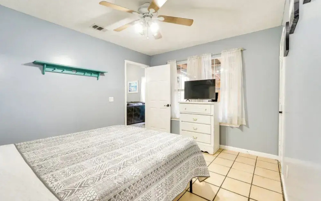 Pet-friendly PCB Duplex - Walk to Beach!
