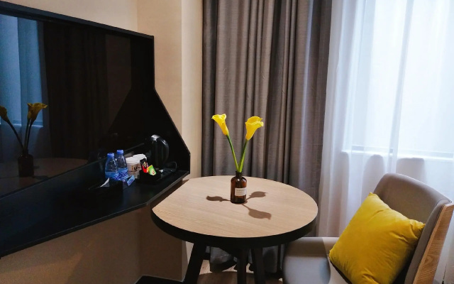 IU Hotels·Nanning Zoo Metro Station RT-Mart