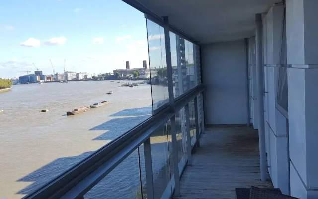 2 Bedroom Apartment on the River Thames