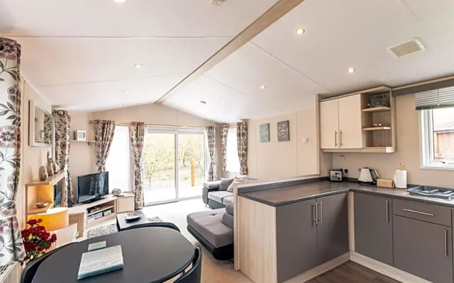 Meadows Lodge with Hot Tub