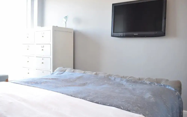 Newly Refurbished Thameside Apartment