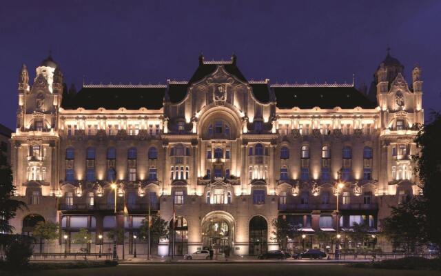 Отель Four Seasons Gresham Palace вид на фасад