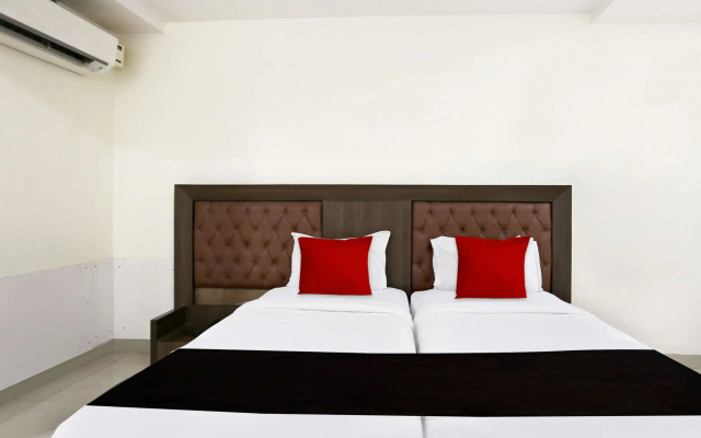 Capital O 9003 Halcyon Deccan Inn