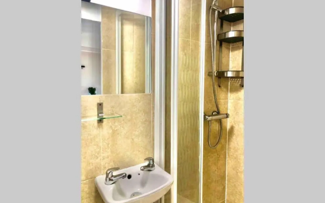 Modern Studio Apartment Near Town Centre