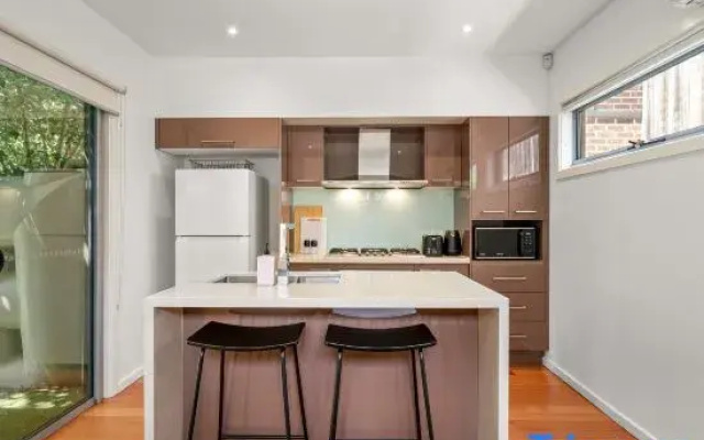 Relaxing Getaway Oasis with Patio in Charming Kew