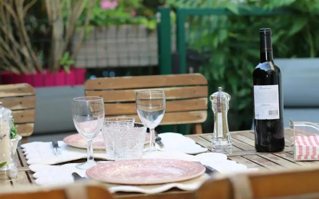 Coquet T2 ,terrasse,parking ,4 kms d Avignon