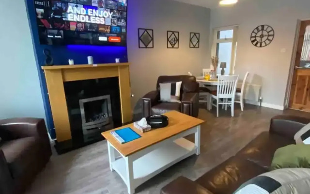 Warm Cozy 2BR House Ormeau Road
