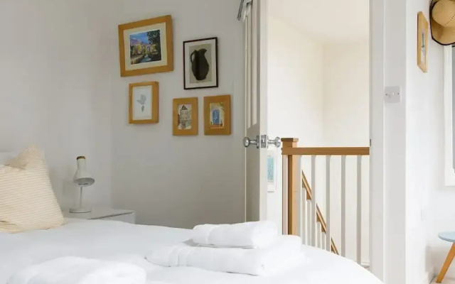 Pretty Coastal Home in Bosham Close to Water