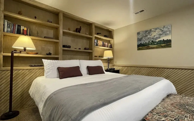 Couples Retreat With Hot Tub, Sauna and Steam Room