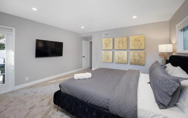 Hidden Valley Pl - 90210 Villa With Canyon Views and a Large Private Backyard