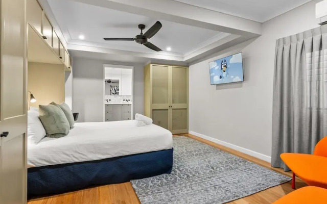 Bright 2-bed New Farm Apartment With Private Patio