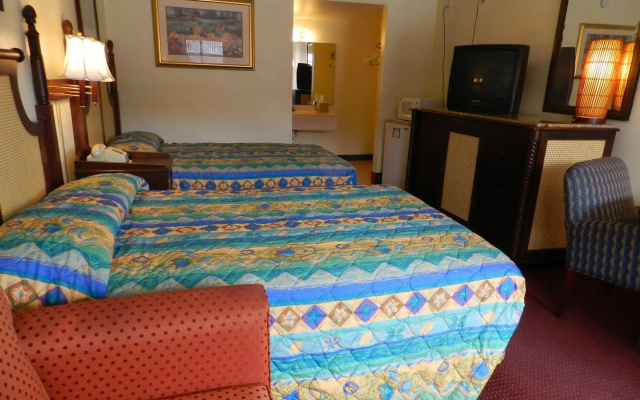 Maple Leaf Inn & Suites