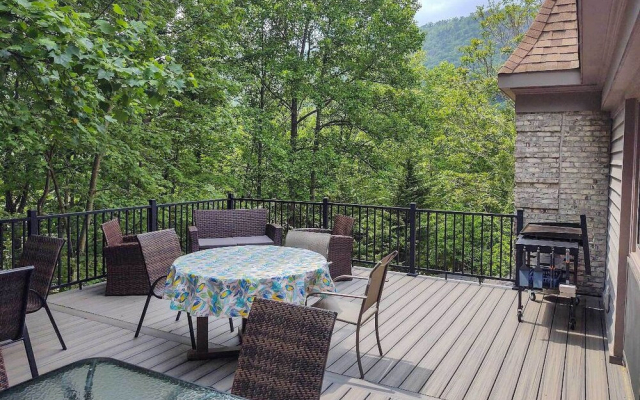 Spacious McGaheysville Family Retreat with Game Room