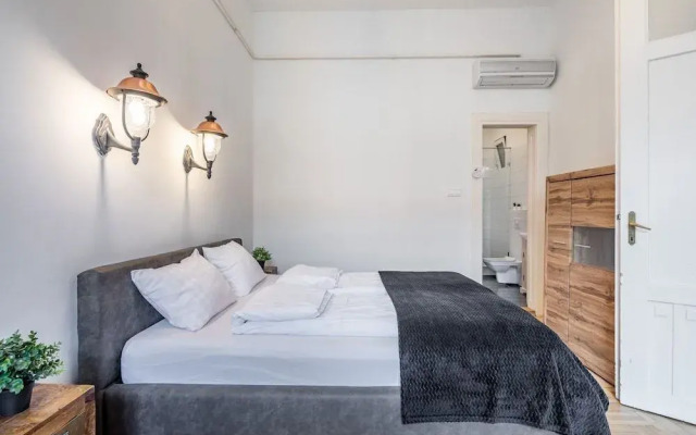 Central Luxury Apartment