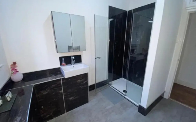 Beautiful 1-bed Apartment Situated in a Mansion