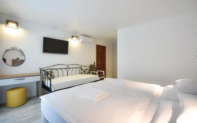 Amazing Home in Omis with Hot Tub, Sauna & WiFi