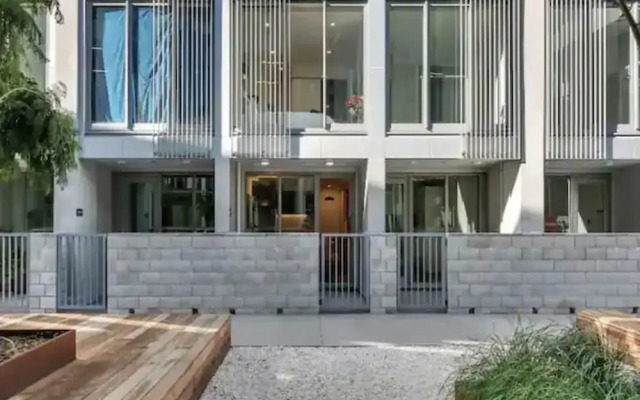 Stylish 2-Storey Retreat With Parking Zodiak Stays