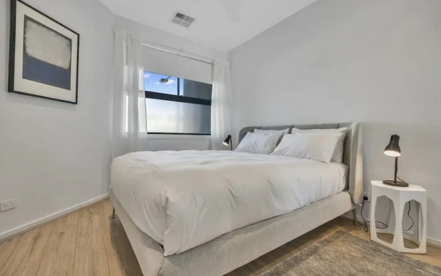 Oceanview Luxury With Dedicated Workspace