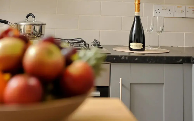 Select Serviced Accommodation - Canal Walk