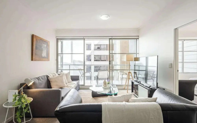 Cozy 2BR Apartment Steps From Darling Harbour